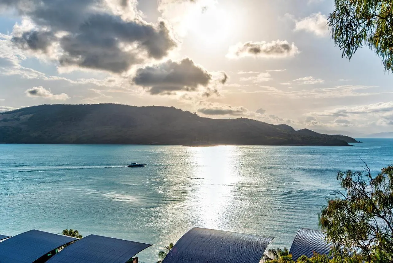 Holiday home Waves 5 Luxury 3 Bedroom Breathtaking Ocean Views Central Location Hamilton Island Australia